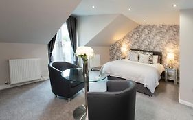 4 Private Bedroom House With 3 Parking Spaces Free